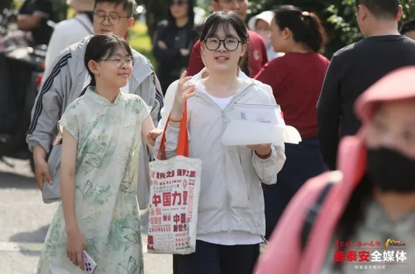 2025年高考正式开考 泰安3万余名考生为梦想“亮
