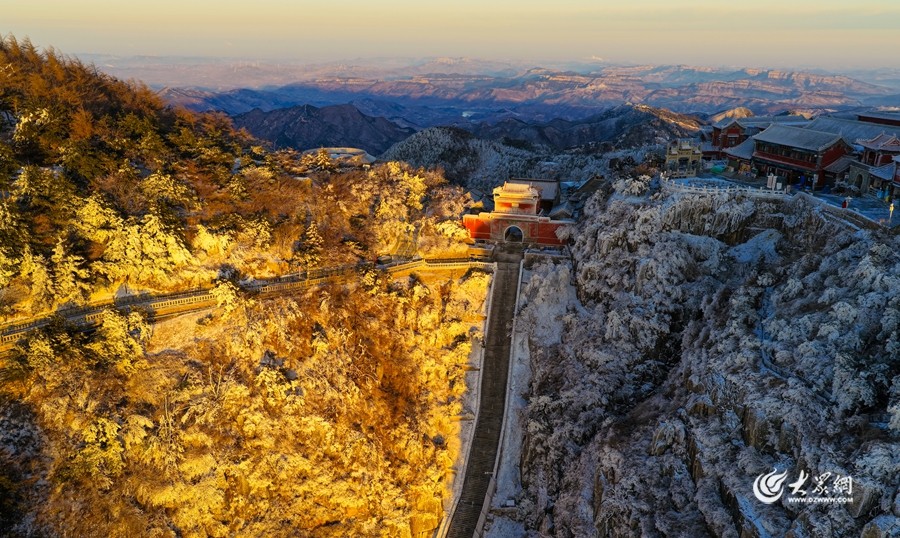 泰山：霜峰染金辉 泰山冬日沐暖阳