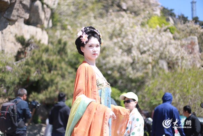 泰山海棠花开 汉服妆造登泰山享门票优惠
