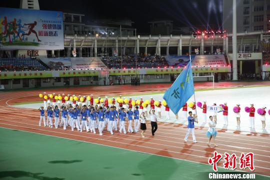 开幕式现场代表对入场 王晓斌 摄