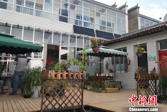 图为甘肃甘南州村民修建民宿，发展乡村旅游产业。　刘玉桃 摄