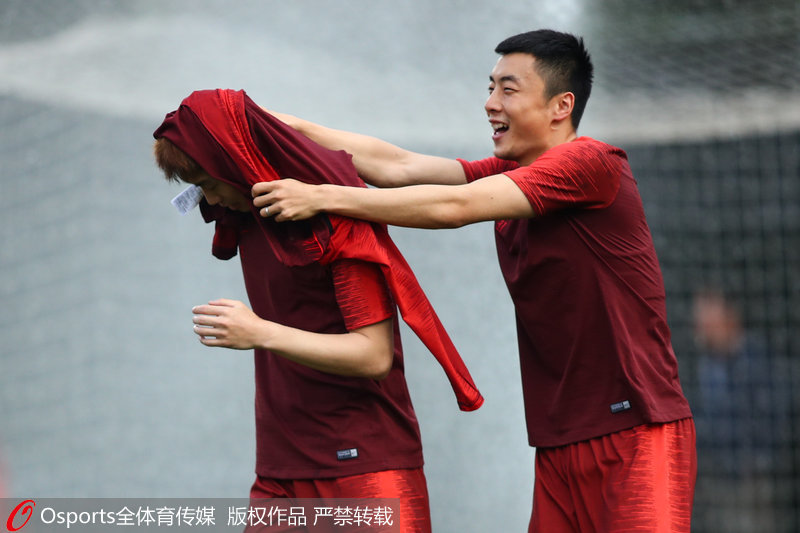 李磊与队友嬉戏