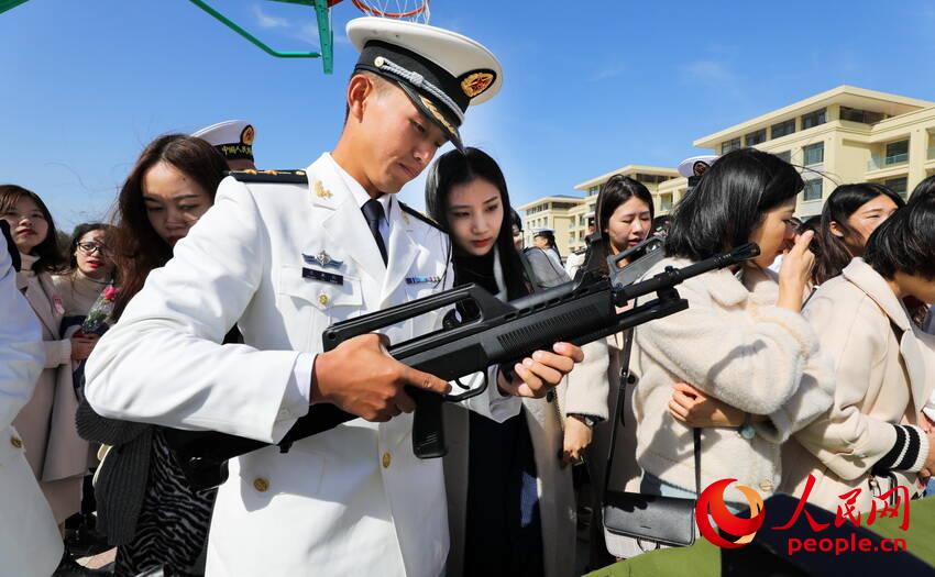 兵哥哥向女嘉宾介绍武器装备