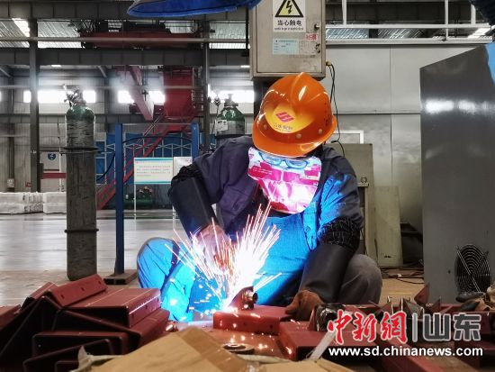 为加快新旧动能转换，济钢目前以高端装备制造、新材料、现代城市服务为新三大主业。图为，济钢工人在装备制造生产线工作。(资料图) 杨飞摄