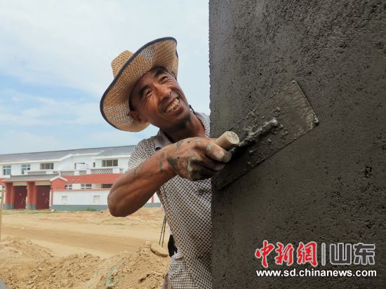 图为山东黄河滩区村民正在建设自己的新家园。(资料图) 杨飞 摄