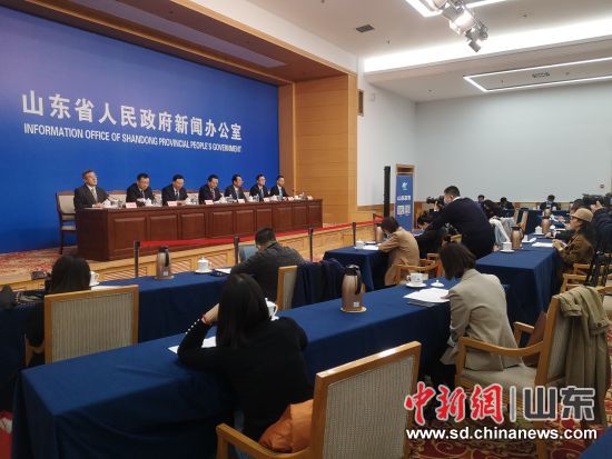 山东省人民政府3月9日召开了主题新闻发布会，向社会公开未来五年该省综合交通运输发展规划。沙见龙 摄