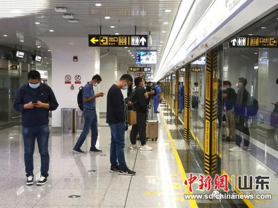 资料图：市民等候济南地铁进站。沙见龙 摄