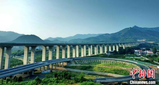 2020年10月27日，山东“最美高速”——济泰高速通车运行，是山东实现省会城市圈一体化发展的有益尝试，同时沿途“最美”风光也吸足大众眼球。葛洲坝济泰高速供图