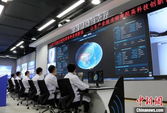 图为山东产业技术研究院卫星测运控大厅。　沙见龙 摄